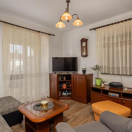 2 Bedroom Cozy In Vantacici
