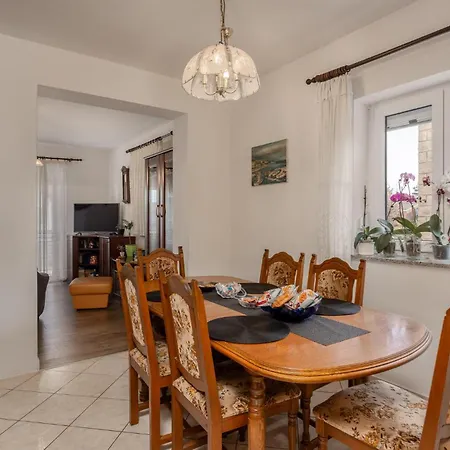 2 Bedroom Cozy In Vantacici